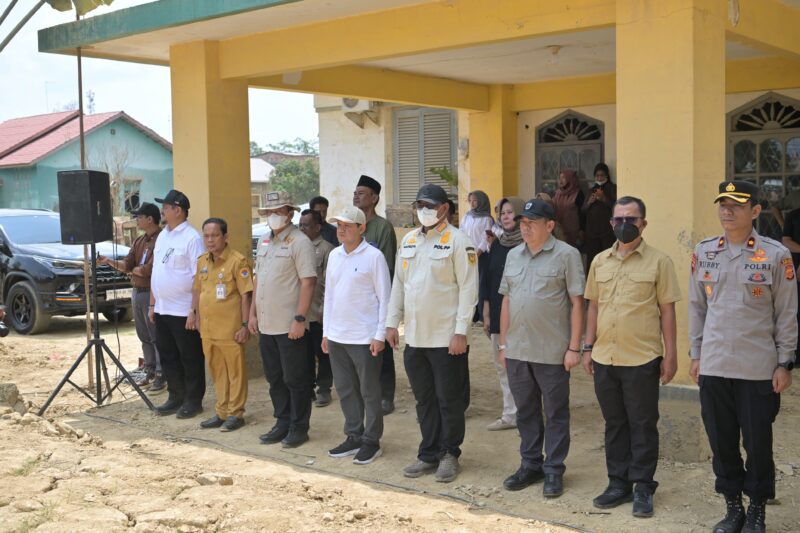 Wakil Gubernur Aceh, Fadlullah mendampingi Menteri Dalam Negeri, Tito Karnavian pelaksanaan Apel Pembukaan Praja IPDN Dan ASN Kementrian Dlam Negeri gelombang Ke III di Lapangan Dapur Umum Satgas ( Halaman Dinas PU) Aceh Tamiang,(04/04/2026).