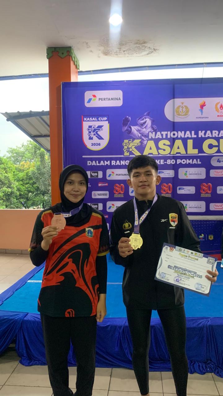Bripda Petra Julio Alexandro Sihombing (kanan) menunjukkan medali emas yang diraihnya pada Kejuaraan Nasional Karate KASAL Cup V 2026 di GOR Ciracas, Jakarta Timur, Sabtu (04/04/2026). Foto: (Humas Polri).