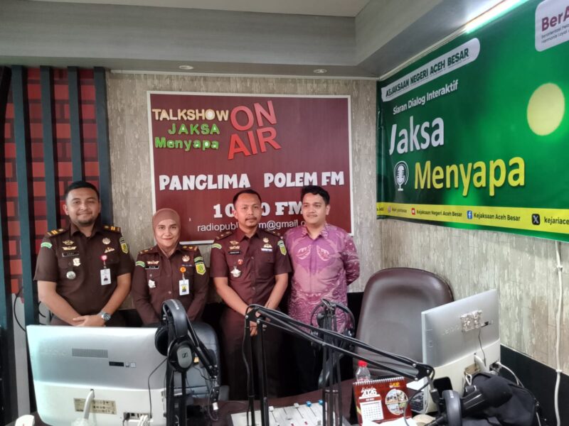 Foto bersama usai dialog interaktif tim Kejari Aceh Besar dalam program “Jaksa Menyapa”, di Radio Panglima Polem FM 104 Mhz, Kota Jantho, Aceh Besar, Senin (06/04/2026). 