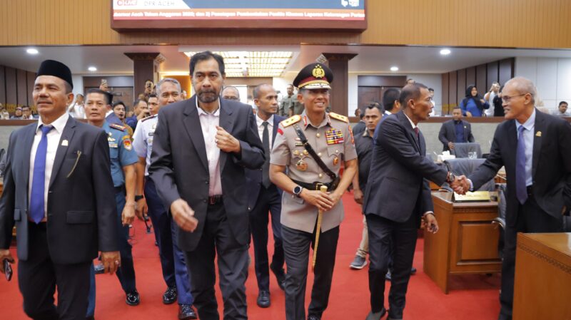 Kapolda Aceh Irjen Pol. Marzuki Ali Basyah menghadiri Rapat Paripurna DPRA terkait penyampaian LKPJ Gubernur Aceh Tahun Anggaran 2025 di Banda Aceh, Senin (06/04/2026). Foto: Dok. Istimewa