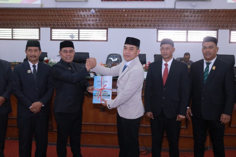 Bupati Aceh Besar Muharram Idris menyerahkan Laporan Keterangan Pertanggungjawaban (LKPJ) Tahun Anggaran 2025 dalam Rapat Paripurna ke-2 masa persidangan III tahun sidang 2025–2026 kepada ketua DPRK Aceh Besar, di ruang sidang DPRK Aceh Besar, Kota Jantho, Senin (06/04/2026).