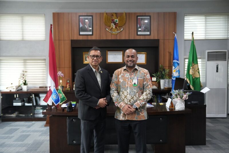 Direktur Utama Bank Aceh, Fadhil Ilyas foto bersama dengan Rektor Universitas Syiah Kuala (USK), Prof Mirza Tabrani MBA, DBA saat kunjungan silaturahmi manajemen Bank Aceh ke USK, Darussalam, Banda Aceh, Senin (06/04/2026).