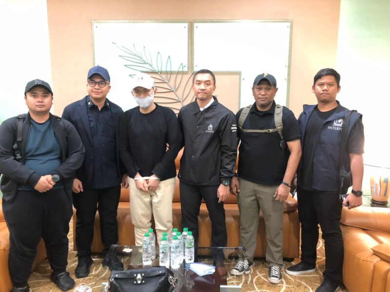 Tim Set NCB Interpol Divhubinter Polri berhasil menangkap buronan kasus tindak pidana narkotika berinisial AFT di wilayah Penang, Malaysia, pada Minggu (05/04/2026) pukul 13.44 waktu setempat. (Foto: Humas Polda Aceh).