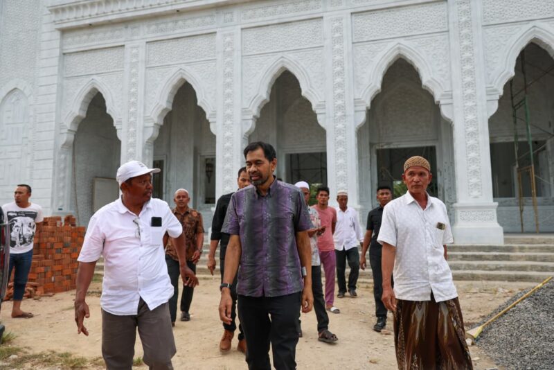 Mualem memantau pembangunan Masjid Baitul Muttaqin yang hampir selesai di Aceh Utara, Minggu (05/04/2026). Foto: Dok. Istimewa