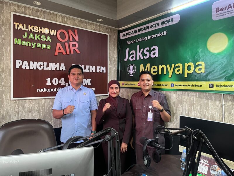 Foto bersama usai dialog siaran edukatif “Jaksa Menyapa” yang digelar Kejaksaan Negeri Aceh Besar, di Radio Panglima Polem 104.0 MHz FM, Kota Jantho, Aceh Besar, Rabu (08/04/2026).