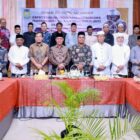 Bupati Aceh Besar, H Muharram Idris foto bersama Ulama Dayah sesusai membuka Pembahasan Rencana Pembangunan Balai Latihan Kerja (BLK) di Gedung Dekranasda, Gampong Gani, Kecamatan Ingin Jaya, Aceh Besar, Kamis (09/04/2026).
