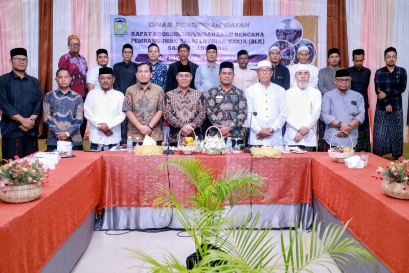 Bupati Aceh Besar, H Muharram Idris foto bersama Ulama Dayah sesusai membuka Pembahasan Rencana Pembangunan Balai Latihan Kerja (BLK) di Gedung Dekranasda, Gampong Gani, Kecamatan Ingin Jaya, Aceh Besar, Kamis (09/04/2026).