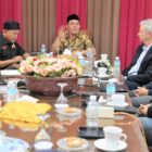 Bupati Aceh Besar, H Muharram Idris menyampaikan sambutan dalam Audiensi dengan PT. Alqudsi Agri Aceh terkait bidang peternakan dan penanaman Sorghom di Gedung Dekrasda, Gampong Gani, Kecamatan Ingin Jaya, Aceh Besar, Jumat (10/04/2026).