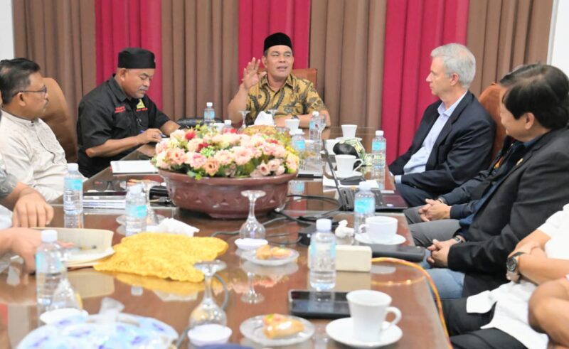 Bupati Aceh Besar, H Muharram Idris menyampaikan sambutan dalam Audiensi dengan PT. Alqudsi Agri Aceh terkait bidang peternakan dan penanaman Sorghom di Gedung Dekrasda, Gampong Gani, Kecamatan Ingin Jaya, Aceh Besar, Jumat (10/04/2026).