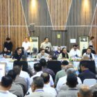 Tim Komisi III DPR RI bersama jajaran Polda Aceh mengikuti pertemuan monitoring implementasi KUHP dan KUHAP di Aula Presisi Polda Aceh, Banda Aceh, Jumat (10/04/2026). Foto: (Humas Polda Aceh).