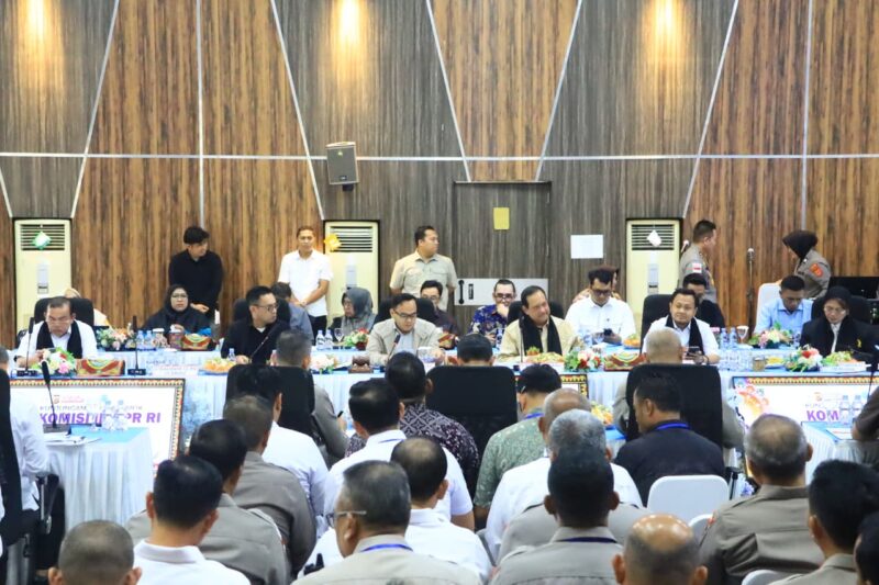 Tim Komisi III DPR RI bersama jajaran Polda Aceh mengikuti pertemuan monitoring implementasi KUHP dan KUHAP di Aula Presisi Polda Aceh, Banda Aceh, Jumat (10/04/2026). Foto: (Humas Polda Aceh).
