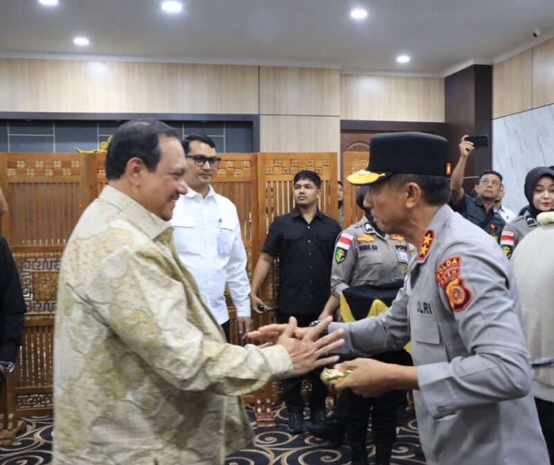 Kapolda Aceh Irjen Pol. Drs. Marzuki Ali Basyah bersama jajaran Forkopimda menerima kunjungan kerja Tim Komisi III DPR RI di Bandara SIM, Jumat (10/04/2026). Foto: (Humas Polda Aceh).