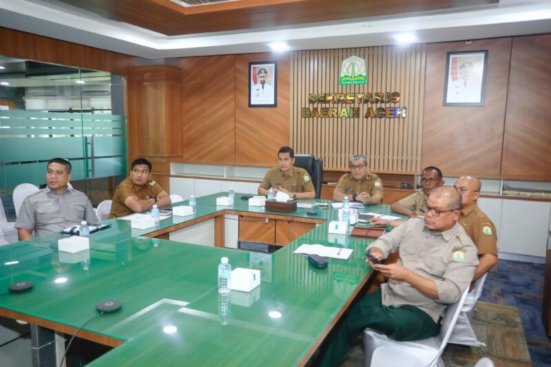 Sekda Aceh, M. Nasir, S.IP, MPA di dampingi SKPA terkait memimpin Rakor via zoom meeting bersama Tim SAR & BMKG di ruang rapat kerja Sekda Aceh, Senin, 13 April 2026.