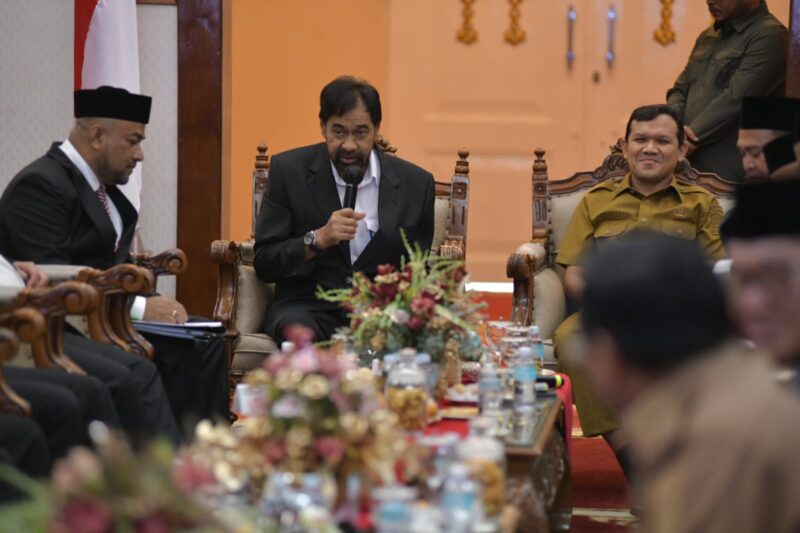 Gubernur Aceh Muzakir Manaf, Selaku Pemegang Saham didampingi Wakil Gubernur Aceh, Fadhlullah, SE, Sekda Aceh, M. Nasir Rapat RUPS Bank Aceh Syariah dengan Bupati/Walikota Yang Merupakan Pemegang Saham Kabupaten /Kota Se-Aceh , di pendopo Gubernur Aceh, Senin, (13/04/2026).