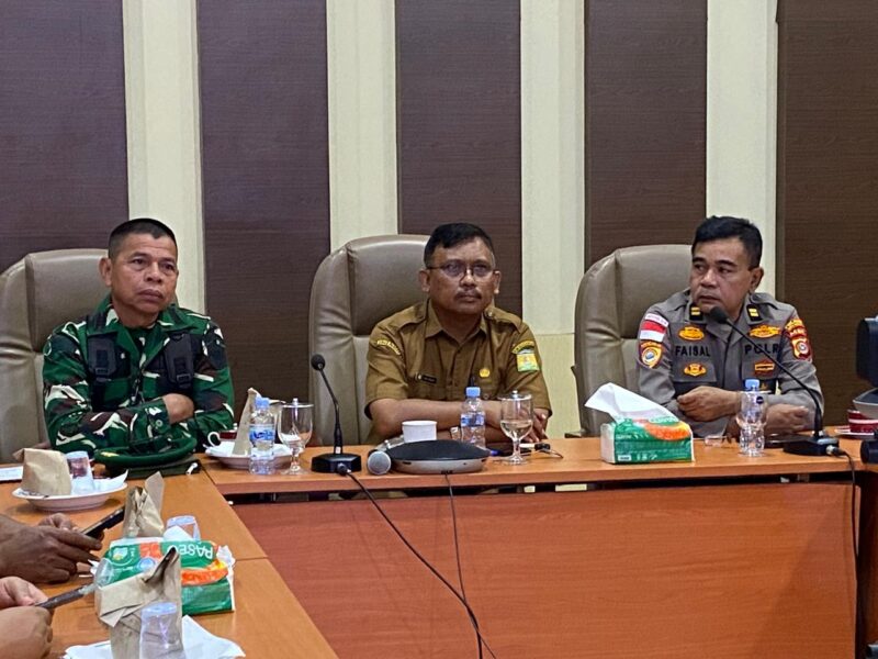 Kepala Dinas Pangan Aceh Besar Alyadi, S.Pi., beserta unsur Forkopimda dan anggota PPID Aceh Besar mengikuti secara virtual dari Kantor Bupati Aceh Besar, Kota Jantho, Senin (13/04/2026).