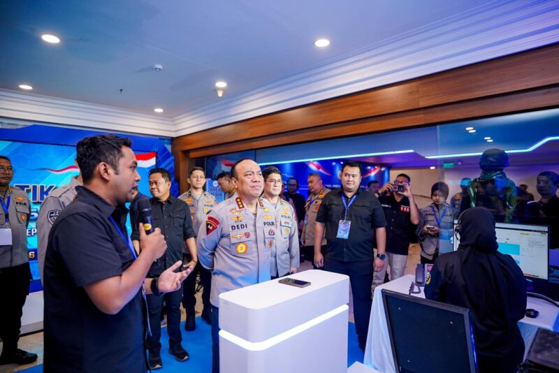Wakapolri Dedi Prasetyo meninjau langsung demonstrasi layanan digital Laporan Polisi (LP) online melalui Super App Polri saat Rapat Koordinasi Komite TIK Polri Tahun Anggaran 2026 di Jakarta Utara, Selasa (14/04/2026). Foto: (Humas Polri).