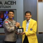 Kapolda Aceh Marzuki Ali Basyah (kiri) bersama Rektor Universitas Teuku Umar Ishak Hasan menunjukkan plakat usai penandatanganan nota kesepahaman (MoU) kerja sama bidang pendidikan, penelitian, dan pengabdian masyarakat di Mapolda Aceh, Banda Aceh, Selasa (14/04/2026). Foto: (Humas Polda Aceh).