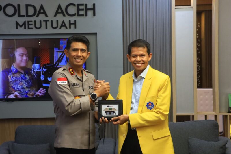 Kapolda Aceh Marzuki Ali Basyah (kiri) bersama Rektor Universitas Teuku Umar Ishak Hasan menunjukkan plakat usai penandatanganan nota kesepahaman (MoU) kerja sama bidang pendidikan, penelitian, dan pengabdian masyarakat di Mapolda Aceh, Banda Aceh, Selasa (14/04/2026). Foto: (Humas Polda Aceh).