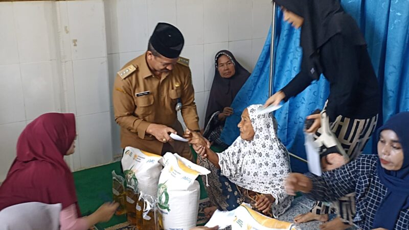 Camat Kuta Baro, Zahrul Fuadi, SE., MM serahkan bantuan BCP dari Kementerian Sosial kepada masyarakat di Meunasah Gampong Lambaet, Kecamatan Kuta Baro, Kabupaten Aceh Besar, Selasa (14/04/2026). 