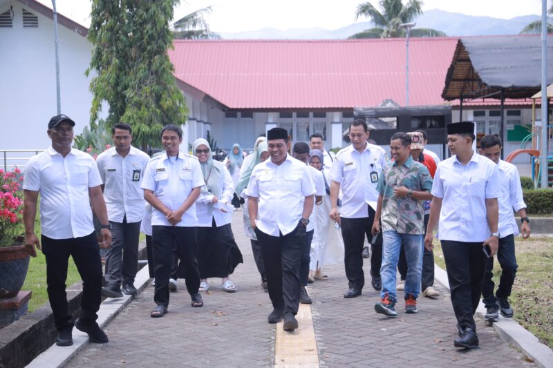 Bupati Aceh Besar H Muharram Idris bersama rombongan saat mengunjungi Sekolah Rakyat pada UPT Sentra Darussa’adah Aceh Besar, di Jalan Soekarno–Hatta, Gampong Tingkeum, Kecamatan Darul Imarah, Rabu (15/04/2026).