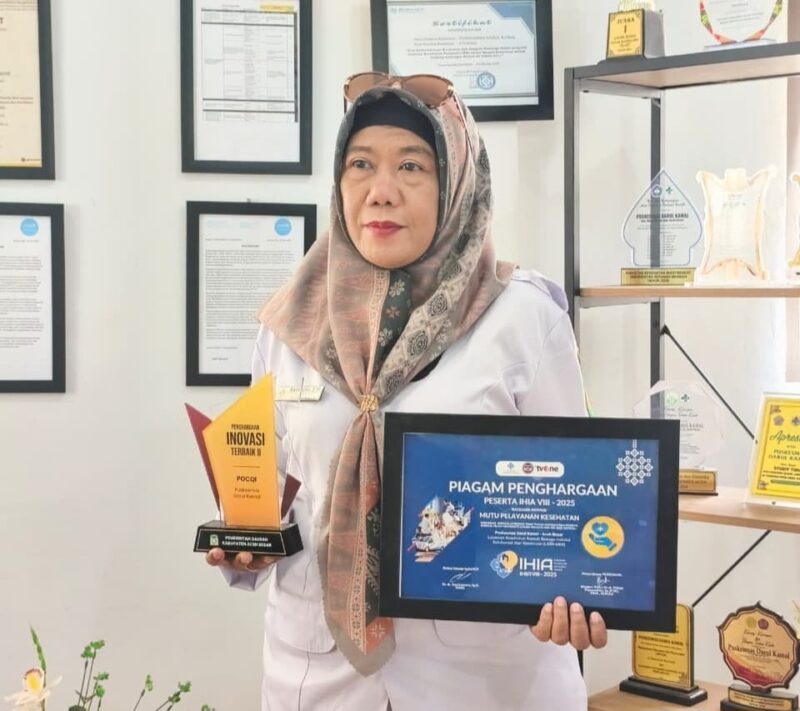 Kepala Puskesmas Darul Kamal, Maya Sopa, menunjukkan dokumen kerja sama publikasi internasional bersama UNICEF di Darul Kamal, Aceh Besar, Rabu (15/04/2026).