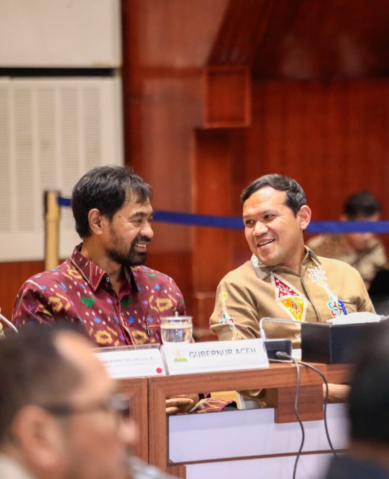 Gubernur Aceh, Muzakir Manaf (Mualem) di dampingi Dek Fadh pada acara konsultasi perubahan Undang-Undang Nomor 11 Tahun 2006 tentang Pemerintah Aceh (UUPA) minta Dana Otsus minimal sebesar 2,5%. Anjong Mon Mata, Banda Aceh, Kamis (16/04/2026).