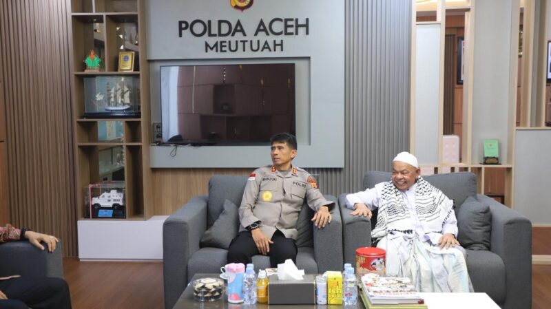 Kapolda Aceh Irjen Pol. Drs. Marzuki Ali Basyah, M.M., menerima audiensi Abu Paya Pasi yang juga Imam Besar Masjid Raya Baiturrahman di ruang kerjanya, Mapolda Aceh, Kamis (16/04/2026). Foto: (Humas Polda Aceh).