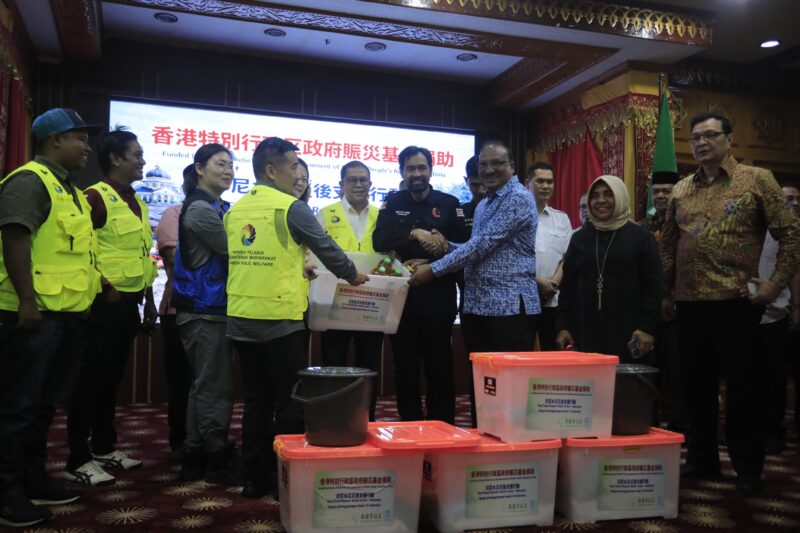 Gubernur Aceh, Muzakir Manaf di dampingi Ketua DPRA Zulfadli, Sekda Aceh M. Nasir, S.IP, MPA menerima secara simbolis bantuan Kemanusiaan korban terdampak Bencana Hidrometeorologi oleh jaringan relawan International asal Tiongkok dan Malaysia, di Restoran Meuligoe Aceh, Sabtu,(18 April 2026).