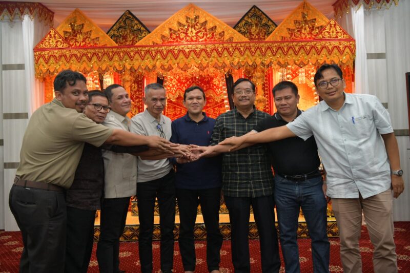 Wakil Gubernur Aceh, Fadhlullah, SE didampingi Asisten Pemerintahan dan Keistimewaan Sekda Aceh, Drs. Syakir, Asisten Administrasi Umum, Sekda Aceh, Dr. A. Mirtala dan Kepala Inspektur Aceh, Abdullah kembali menyelesaikan perselisihan antara Bupati Aceh Singkil, Safriadi Oyon, dengan Dewan Perwakilan Rakyat Kabupaten (DPRK) Aceh Singkil terkait pengesahan Rancangan APBK Tahun 2026, Sabtu malam,(18/04/2026).