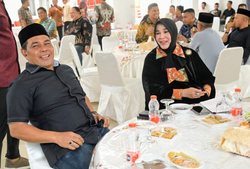 Bupati Aceh Besar, H Muharram Idris bersama Wali Kota Banda Aceh Illiza Sa’aduddin Djamal memghadiri Konferensi IV Forum KKA di Pendopo Wlikota Banda Aceh, Sabtu (18/04/2026).