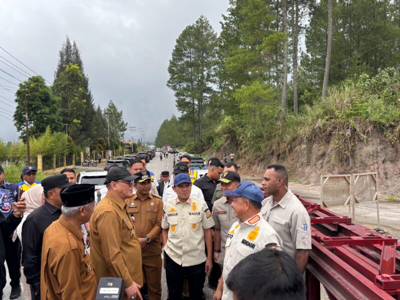 Menteri Dalam Negeri Tito Karnavian berbincang dengan Wakil Gubernur Aceh Fadhlullah bersama jajaran pemerintah daerah saat meninjau langsung kondisi infrastruktur terdampak bencana di kawasan Bener Meriah, Senin (20/04/2026). Foto: (Humas Aceh)