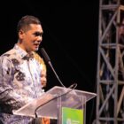 Sekretaris Daerah Aceh M. Nasir menyampaikan sambutan saat membuka Banda Aceh Experience (City Expo) di Lapangan Blang Padang, Banda Aceh, Senin malam (20/04/2026). Foto: (Humas Aceh).