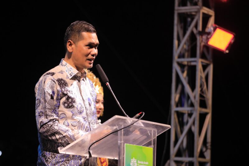 Sekretaris Daerah Aceh M. Nasir menyampaikan sambutan saat membuka Banda Aceh Experience (City Expo) di Lapangan Blang Padang, Banda Aceh, Senin malam (20/04/2026). Foto: (Humas Aceh).