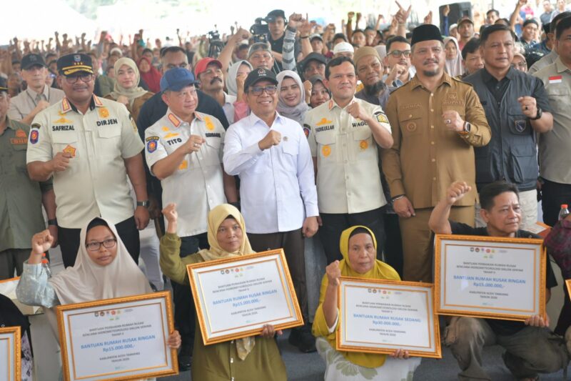 Menko PMK Pratikno bersama Mendagri Tito Karnavian dan Wakil Gubernur Aceh Fadlullah berfoto bersama warga penerima bantuan usai penyerahan simbolis bantuan perbaikan rumah rusak akibat bencana hidrometeorologi di Kabupaten Aceh Tamiang, Selasa (21/04/2026). Foto: (Humas Aceh).