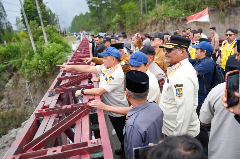 Mendagri Tito Karnavian didampingi Safrizal ZA dan sejumlah pejabat meninjau jembatan bailey pascabencana di Bener Meriah, Senin (20/04/2026). Foto: Dok. Istimewa