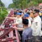 Mendagri Tito Karnavian didampingi Safrizal ZA dan sejumlah pejabat meninjau jembatan bailey pascabencana di Bener Meriah, Senin (20/04/2026). Foto: Dok. Istimewa