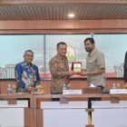 Gubernur Aceh Muzakir Manaf berjabat tangan dengan Gubernur Jawa Tengah Ahmad Luthfi usai penyerahan bantuan dalam kunjungan kerja di Gedung Serbaguna Sekretariat Daerah Aceh, Kamis (23/04/2026). Foto: (Humas Aceh).