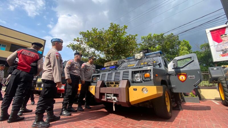 Pengecekan kendaraan operasional saat apel pagelaran sarana dan prasarana (sarpras) jelang pengamanan Hari Buruh Internasional (Mayday) 2026 di halaman Mapolresta Banda Aceh, Minggu (26/04/2026). Foto: (Humas Polresta Banda Aceh).