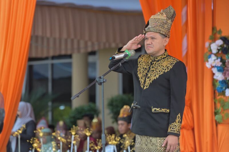 Wakil Gubernur Aceh, Fadlullah, SE menjadi inspektur Upacara Peringatan Hari Jadi Kabupaten Aceh Singkil ke 27 di halaman depan Kantor Bupati Aceh Singkil, (27/04/2026).