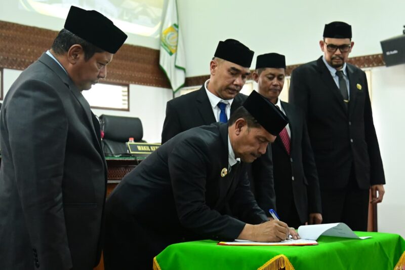 Wakil Bupati Aceh Besar, Drs. Syukri, menandatangani Pakta integritas rekomendasi DPRK terhadap LKPJ Tahun Anggaran 2025 dalam rapat paripurna di Gedung DPRK Aceh Besar, Kota Jantho, Senin (27/04/2026).