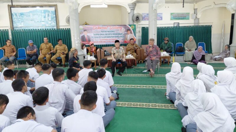 Taufik Ismail dan LK Ara saat memberikan semangat literasi di SMAN 10 Banda Aceh.