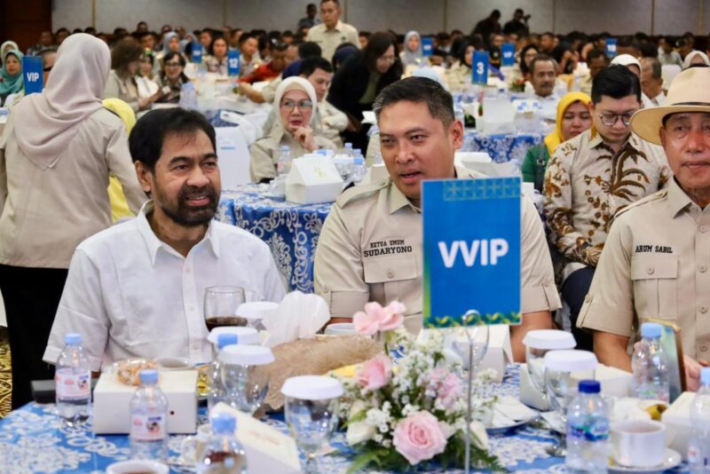 Gubernur Aceh, Muzakir Manaf, berbincang dengan Ketua Umum DPN HKTI, Sudaryono, saat menghadiri peluncuran InnoFood 2026 dalam rangka HUT ke-53 HKTI di Auditorium Gedung F Kementerian Pertanian, Jakarta, Senin (27/04/2026). Foto: (Humas Aceh).