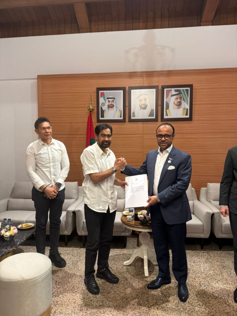 Gubernur Aceh, Muzakir Manaf (Mualem), berjabat tangan dengan Duta Besar Uni Emirat Arab untuk Indonesia, Abdulla Salem Al-Dhaheri, usai pertemuan di Jakarta, Senin (27/04/2026). Foto: (Humas Aceh).