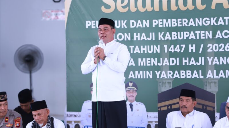 Bupati Aceh Besar, Muharram Idris (tengah), memberikan sambutan pada prosesi peusijuk dan pelepasan jamaah calon haji Kabupaten Aceh Besar tahun 1447 H/2026 M di Masjid Bustanul Jannah, Gampong Ajuen, Kecamatan Peukan Bada, Selasa (28/04/2026). 