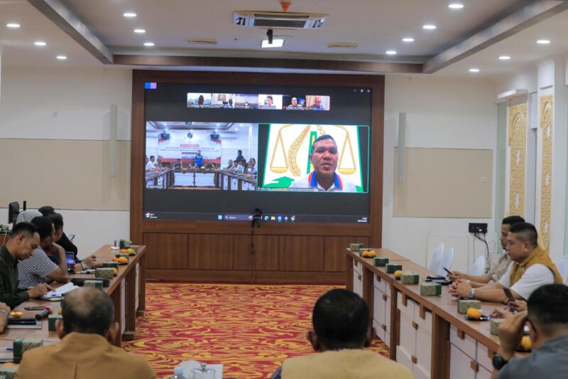 Pemerintah Aceh menggelar rapat koordinasi secara virtual terkait perpanjangan status transisi darurat menuju pemulihan pascabencana hidrometeorologi, Selasa (28/04/2026). Foto: (Humas Aceh).