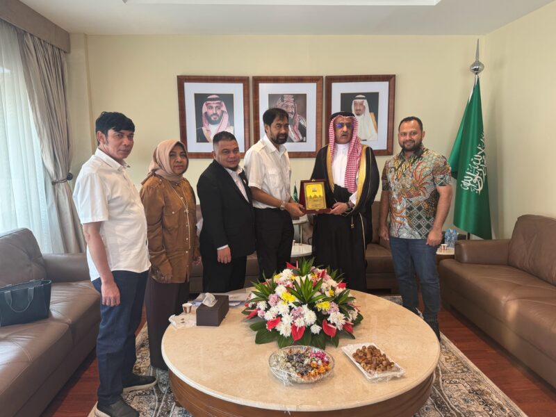 Gubernur Aceh Muzakir Manaf (Mualem) bersama rombongan berfoto usai melakukan audiensi dengan Duta Besar Arab Saudi di Kantor Kedutaan Besar Arab Saudi, Jakarta Selatan, Selasa (28/04/2026). Foto: (Humas Aceh).