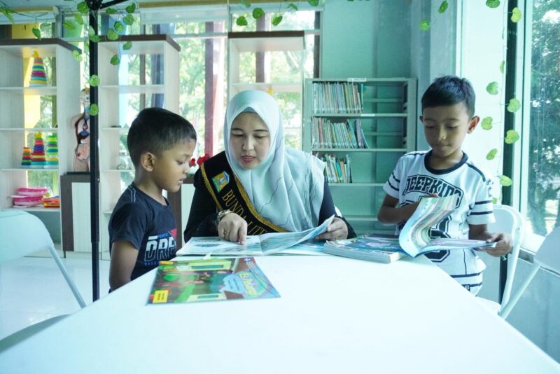 Bunda Literasi Hj Rita Mayasari saat berinteraksi dengan anak-anak di Perpustakaan Aceh Besar di Dinas Perpustakaan dan Kearsipan Aceh Besar, Kota Jantho, Rabu (29/04/2026).