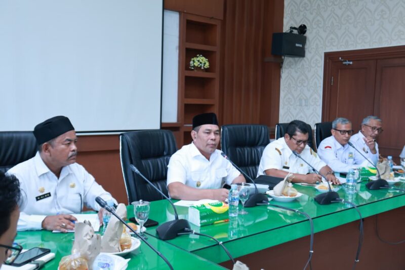 Bupati Aceh Besar H Muharram Idris (Syech Muharram), memimpin rakor bersama pejabat dan kepala OPD di lingkungan Pemkab Aceh Besar, di Kantor Bupati Aceh Besar, Kota Jantho, Rabu (29/04/2026) pagi. 