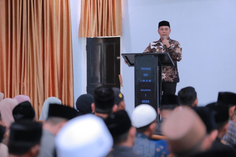 Bupati Aceh Besar H. Muharram Idris memberikan sambutan dan arahan sekaligus membuka kegiatan Bimtek Guru Pengajar Beut Kitab Bak Sikula, di Aula Disnaker Aceh Besar, Kota Jantho, Kamis ( 30/04/2026).