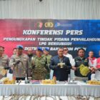 Bareskrim Polri bersama unsur TNI dan Pertamina menunjukkan barang bukti dalam konferensi pers pengungkapan tindak pidana penyalahgunaan LPG bersubsidi di Klaten. Foto: (Humas Polri).